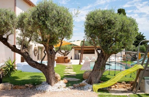 Sollies Pont Villa | Spacious villa, sleeps 12, 200m2, with pool.