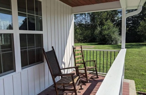Dunlap House | Vintage Home with Fireplace & Hot Tub - Rated 10/10!