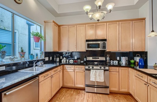 Montrose House | Vintage Townhome in Houston: Pet Friendly & Ocean Views