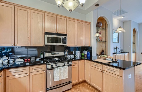 Montrose House | Vintage Townhome in Houston: Pet Friendly & Ocean Views