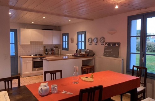 Noirmoutier-en-l'Ile House | Cozy Retreat with Garden & Ocean View in Luzéronde Area