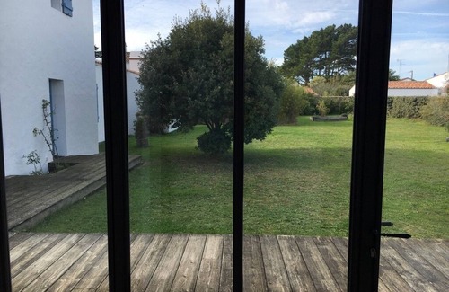 Noirmoutier-en-l'Ile House | Cozy Retreat with Garden & Ocean View in Luzéronde Area