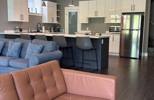 Bedford House | Spacious Walkout Garden-Level Floor W Full Kitchen