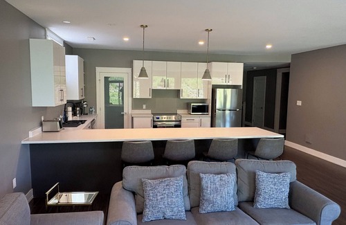 Bedford House | Spacious Walkout Garden-Level Floor W Full Kitchen
