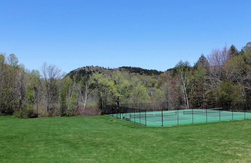 Warren Condo | Inviting Mountain Retreat Near Sugarbush with Spa & Pool
