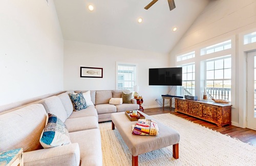 Freeport House | Water View Retreat with Chef's Kitchen and Spa Amenities