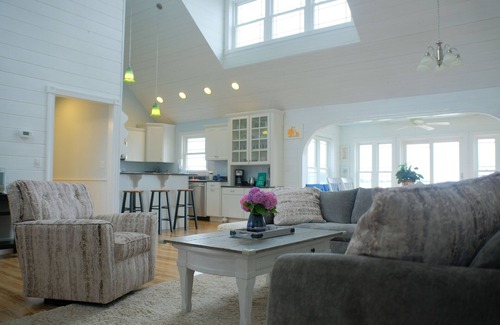 Cambridge House | Ideal Waterfront Retreat with Private Pier and Hot Tub