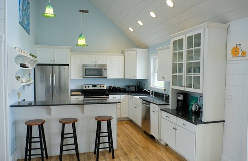 Cambridge House | Ideal Waterfront Retreat with Private Pier and Hot Tub