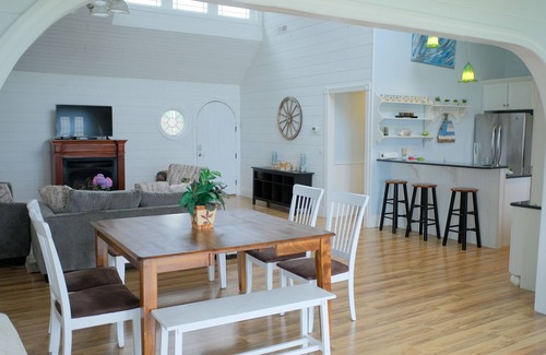 Cambridge House | Ideal Waterfront Retreat with Private Pier and Hot Tub