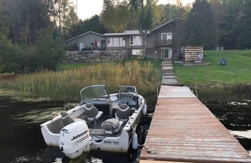 French River House | Inviting Waterfront Retreat in the French River with Breakfast