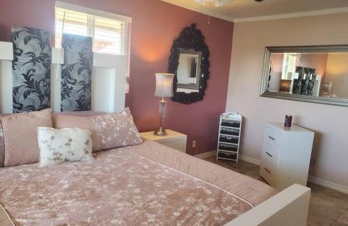 El Paso House | Convenient West El Paso Hotel Near Airport & Fort Bliss