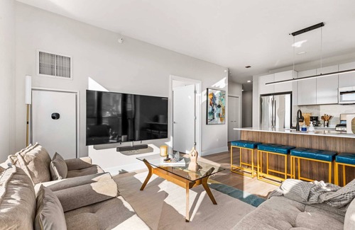 West Loop Apartment | Cloud9: Perfect for Groups with Gym & Terrace Access