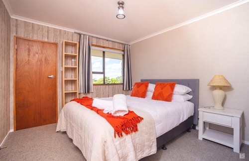 Dinsdale House | Stunning Views and Family-Friendly Comfort in the City
