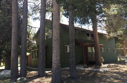 South Lake Tahoe House | Renovated Wooden Cabin Near Golf Course and Scenic Trails
