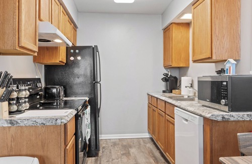 Aurora Apartment | Spacious2BR/Work Crews & Families/Sleeps4/desk/Parking/WIFI/Pet friendly