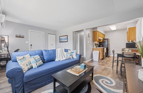 Aurora Apartment | Spacious2BR/Work Crews & Families/Sleeps4/desk/Parking/WIFI/Pet friendly