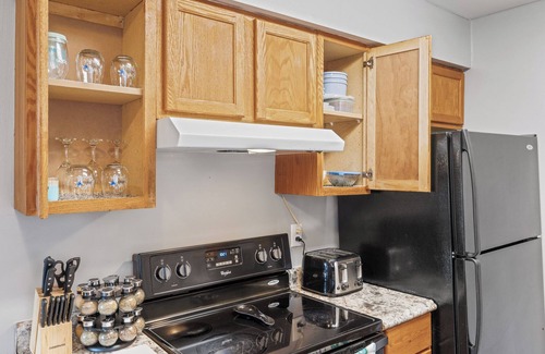 Aurora Apartment | Spacious2BR/Work Crews & Families/Sleeps4/desk/Parking/WIFI/Pet friendly