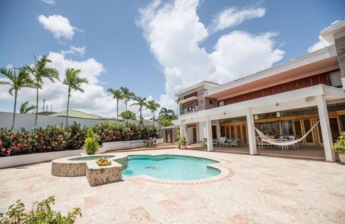 Canovanillas House | Elegant Spanish Mansion with Mountain Views & Pool Access