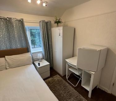 Patchway House | Cozy Family Room with Hot Tub - Rated 9/10 by Guests