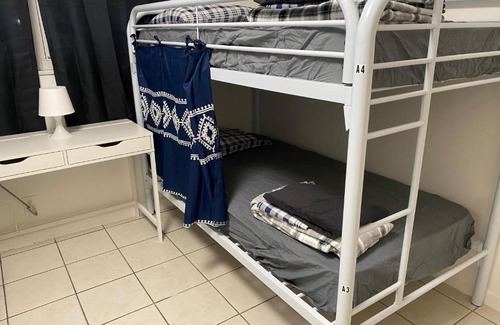 Hallandale Beach House | Budget-Friendly Getaway with Kitchen at Spare Space Hotel