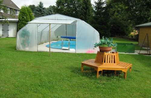 Sudwalde Apartment | Welcoming Spargelhof: Pet-Friendly with Pool & Family Amenities