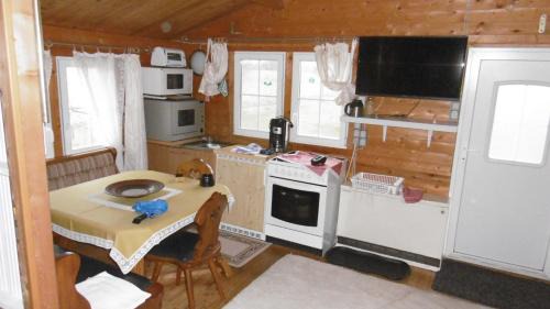 Sudwalde Apartment | Welcoming Spargelhof: Pet-Friendly with Pool & Family Amenities