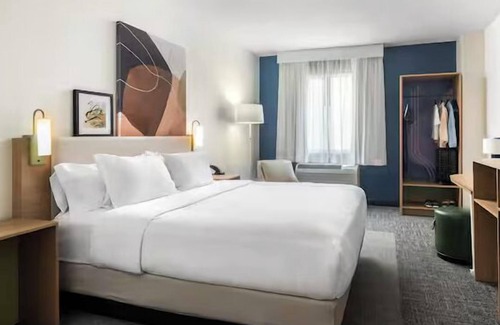 Abingdon Hotel | Comfortable Clarion Pointe Abingdon with Pool & Breakfast