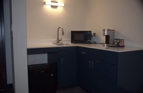 Amarillo Hotel | Quality Stay at Ashmore Inn & Suites with Spa and Breakfast