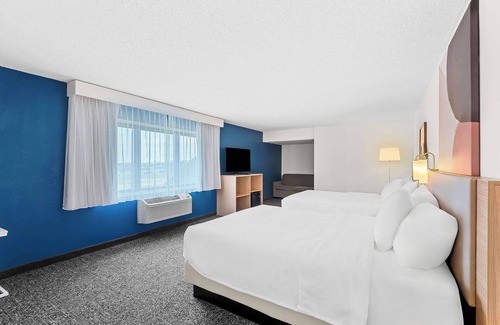 Cedar Falls Hotel | Comfortable AmericInn by Wyndham Cedar Falls with Pool