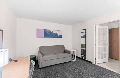 Cedar Falls Hotel | Comfortable AmericInn by Wyndham Cedar Falls with Pool
