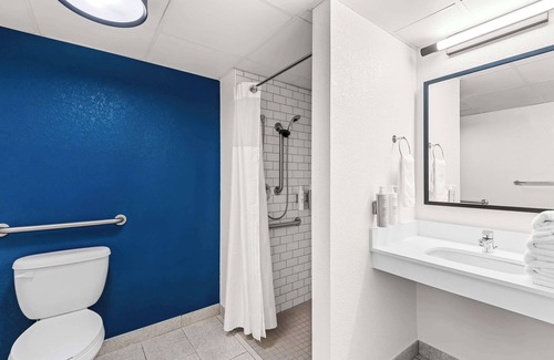 Cedar Falls Hotel | Comfortable AmericInn by Wyndham Cedar Falls with Pool