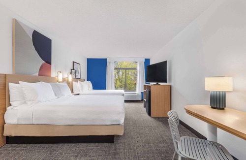 Executive Park Hotel | Inviting Spark by Hilton Charlotte Tyvola I-77 with Pool & Spa