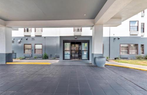 South Side Hotel | Relax at Country Inn & Suites, Corpus Christi with Pool Access