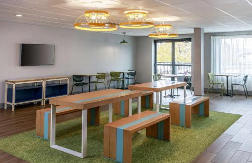 Dupont Hotel | Discover Spark by Hilton near Denver International Airport