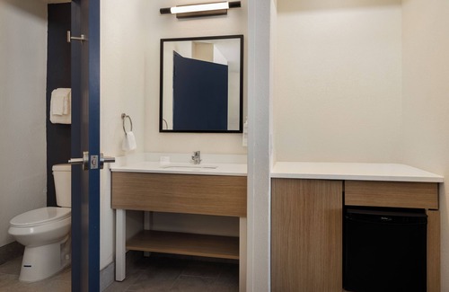 El Paso Hotel | Budget-Friendly Sleep Inn University with Pool & Spa Amenities