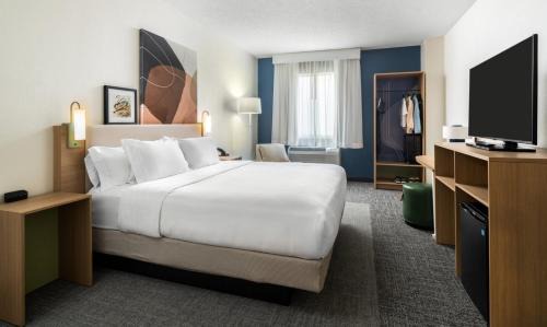 Glendive Hotel | Pet-Friendly Astoria Hotel & Suites with Pool Access