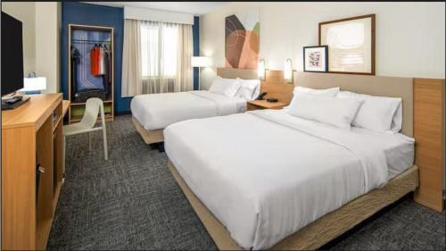 Glendive Hotel | Pet-Friendly Astoria Hotel & Suites with Pool Access