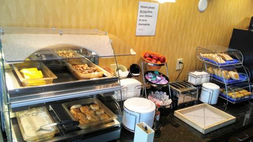 Glendive Hotel | Pet-Friendly Astoria Hotel & Suites with Pool Access