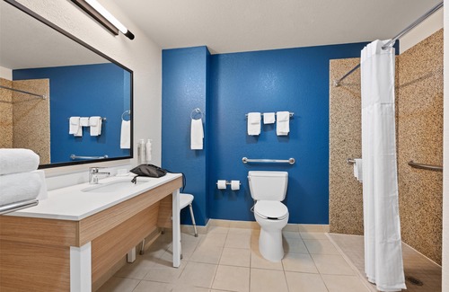 Homewood Hotel | Relaxing Stay at Country Inn & Suites, Homewood, AL