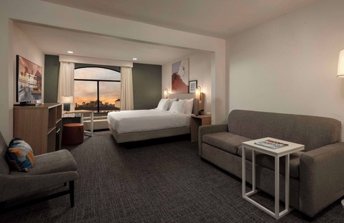Houston Hotel | Stylish Stay at Spark by Hilton Houston Bush Airport