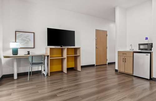 Southeast Houston Hotel | Welcoming Spark Suites near Hobby Airport, Houston