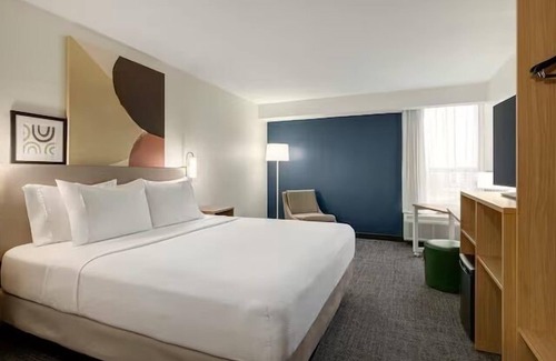 Lockport Hotel | Relax at Lockport Hotel: Pool, Breakfast & Family Friendly