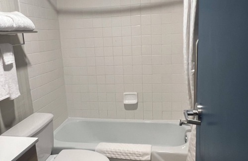 Lockport Hotel | Relax at Lockport Hotel: Pool, Breakfast & Family Friendly