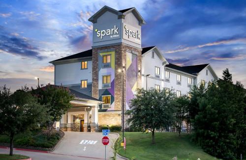 Longview Hotel | Pet-Friendly Retreat at Spark By Hilton Longview