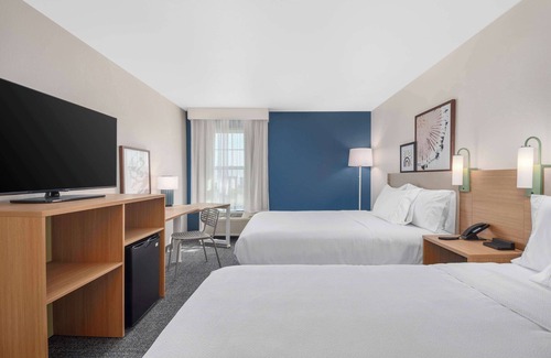 Minot Hotel | Inviting Sierra Inn Minot: Family-Friendly with Pool & Kitchen