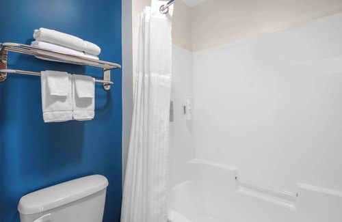 Minot Hotel | Inviting Sierra Inn Minot: Family-Friendly with Pool & Kitchen
