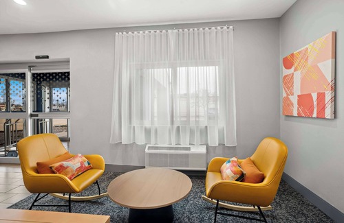 Quad Cities Hotel | Convenient Stay at AmericInn by Wyndham Moline Airport