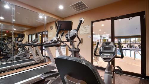 Oak Forest Hotel | Family-Friendly Chicago Southland Hotel with Pool and Hot Tub