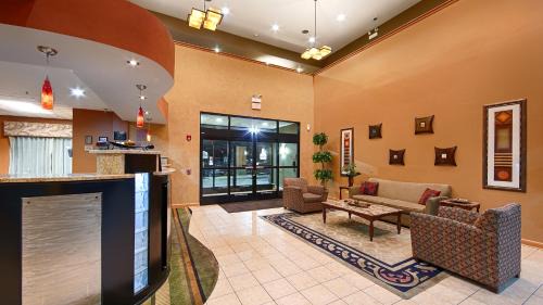 Oak Forest Hotel | Family-Friendly Chicago Southland Hotel with Pool and Hot Tub