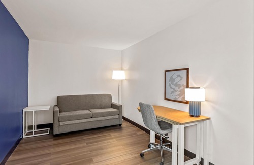 Oak Forest Hotel | Affordable Comfort at Chicago Southland Hotel with Spa & Dining